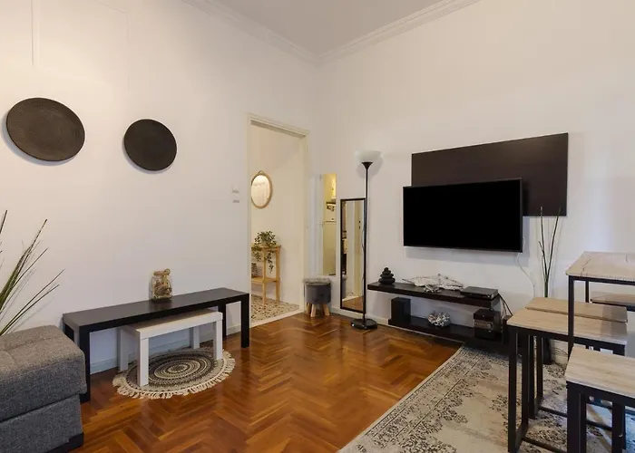 Classic And Modern Apartment In Athens