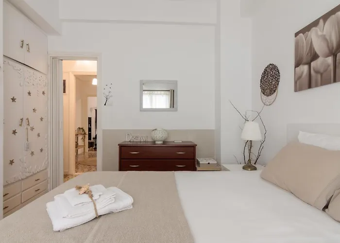 Classic And Modern Apartment In Athens