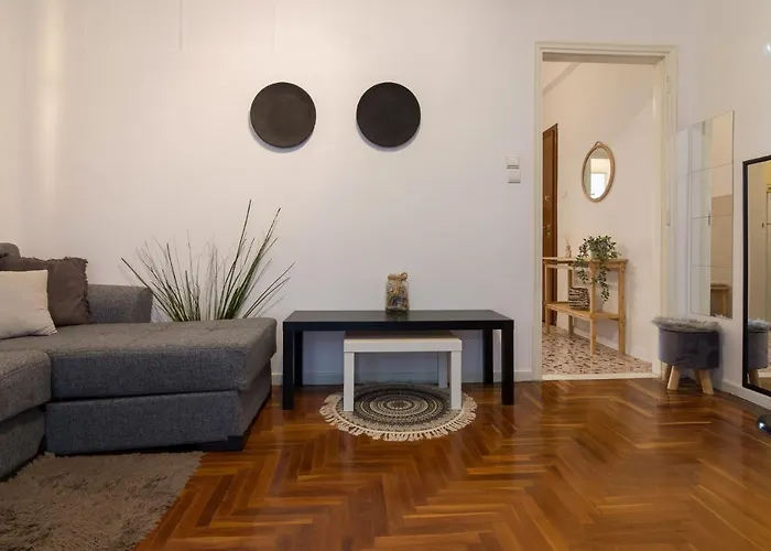 Classic And Modern Apartment In Athens